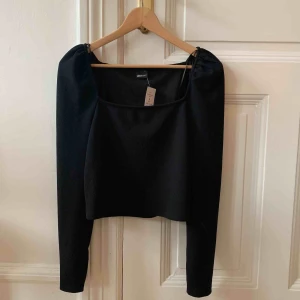  - Oanvänd från Gina! Storlek small. För stor om man brukar ha xs! Fint material, fyrkantig urringning och puffärm!  Frakt? + 20:- 👸🏻  Nypris 199:- 