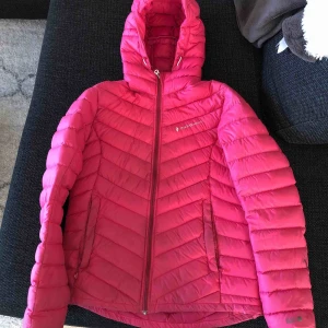  - Ceriserosa tunn dunjacka från Peak Performance. 