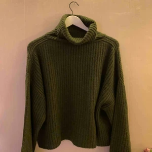  - Croppad stickad skogsgrön tröja från Gina tricot. Lös passform.   Jag kan mötas upp i Borås, eventuellt Göteborg, annars står köparen för frakten. 