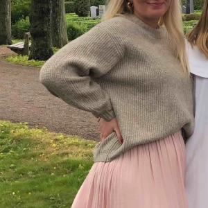  - Jättefin beige tjock-tröja. Använd ett fåtal gånger. Fraktpris: 70kr