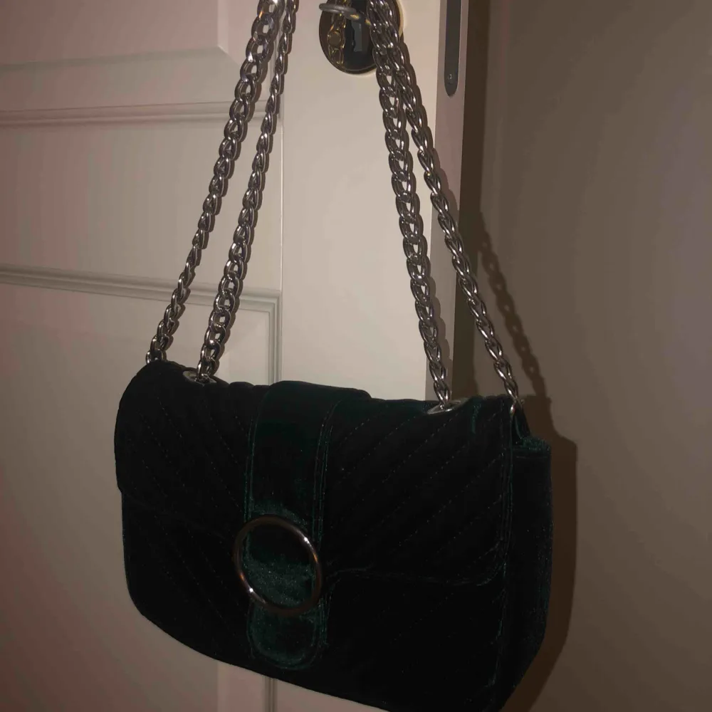 Handväska från Gina Tricot. Använd 3 ggr. Säljer för att den ej används väldigt fint skick!! Den är mer grön i verkligheten. Köparen står för frakt. Väskor.