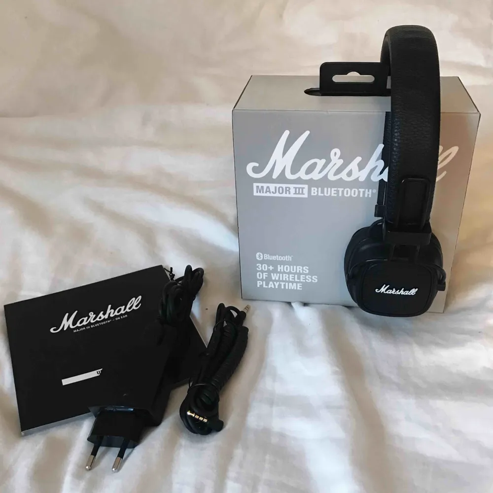 Säljer mina svarta Marshall Major III Bluetooth hörlurar som jag köpte i somras, pga. Jag ska köpa ett par andra. Sparsamt använda, alla tillbehör medföljer och fungerar perfekt. Kan mötas upp i Lund ☺️✨  Ordinarie pris. 1199kr. Övrigt.