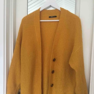 Cardigan - Jättefin cardigan i gul! Så fin och går att matcha till det mesta. Superbra för en vintage look! Perfekt skick :)
