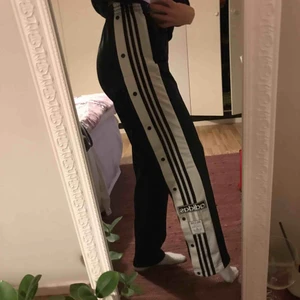  - Adidas trackpants i svart,mycket bra skick! 