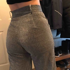  - Riktigt snygga och sköna byxor. Älskar modellen och glittrigt är ju aldrig fel. ✨ 