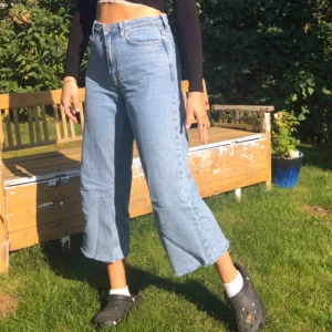 - högmidjade momjeanse, lite kortare. fint skick du står för frakten! ☺️
