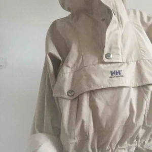  - Vintage anorak, Helly Hansen. Nästan helt oanvänd. 6 fickor, luva, vindtät. Skitsnygg modell, jag gillar hur den sitter när den är oversized. Men den är i strlk L, från herravdelningen, så passar alla storlekar egentligen.   