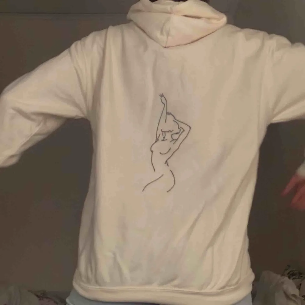 Säljer en sviiin snygg egendesignad hoodie från mitt UF-företag 😁🥰  349kr (+ 105kr frakt) . Hoodies.