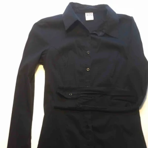  - Figursydd svart skjorta, stlk xs Jättefin på