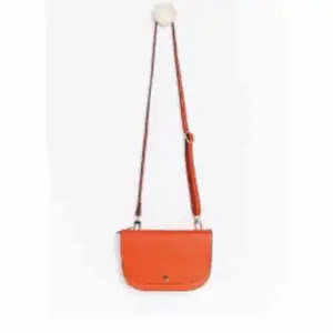 Super fin midje/crossbody väska från Lindex i orange😍 Helt ny & oanvänd! Prislappen hänger kvar. (Man kan ha den på midjan eller ha den crossbody)