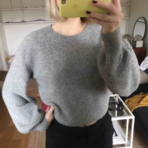  - Stickad tröja från & other stories. Superskön och fint skick! frakten ingår inte i priset 🌸