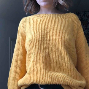  - Gul stickad tröja, bra skick. Mer klargul än på bilderna.