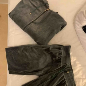  - Ett fint mjukis sätt i en olivgrön färg. Mjukis sättet är från Cubus och jag tror många av er känner igen modellen. Nästan oanvänt och i bra skick!