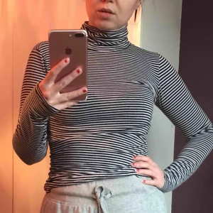  - Stretchig. I bomull. Knappt använd. Betala gärna med swish. Frakt blir 35 kr. Kan samfrakta om du köper flera varor av mig!