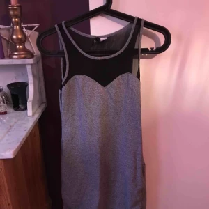  - Kort tajt klänning med en del stretch. Det grå är bomull. Jag är 164 så vet du ungefär hur lång klänningen är. Dock är den lite liten på mig så åker upp lite Betala gärna med swish. Frakt blir 35 kr. Kan samfrakta om du köper flera varor av mig!