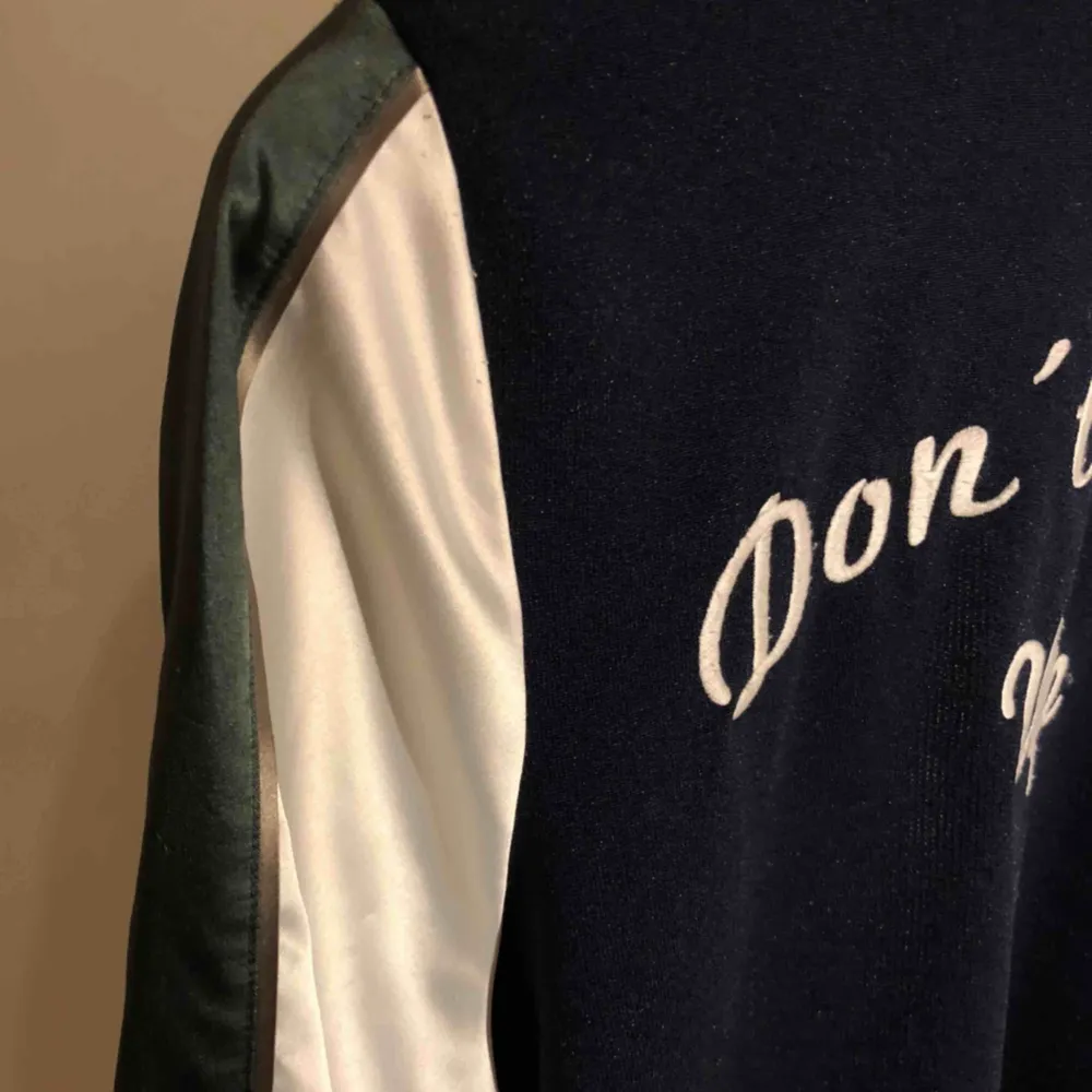 College ”vintage” look-a-like jacka från Zara. Köpare står för frakt, kan mötas i Nacka eller ev annan plats🙏🤠. Jackor.