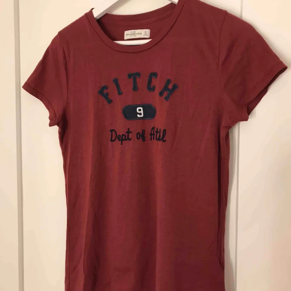 Abercrombie & Fitch t-shirt, nyskick! Det står att det är stl M men skulle mer säga att det är en S.. Skjortor.