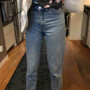  - Snygga mom jeans från monki, modellen Kimono! Storlek 25 passar xs/s