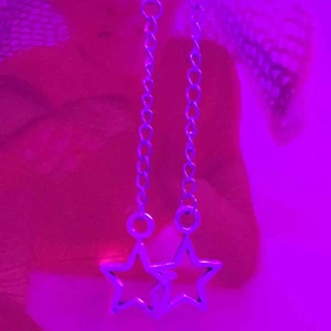  - Skit snygga stjärnörhängen med kedja!!⭐️⛓