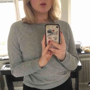  - Grå collegetröja. Är lite för liten för min smak så den kommer ej till användning. <3