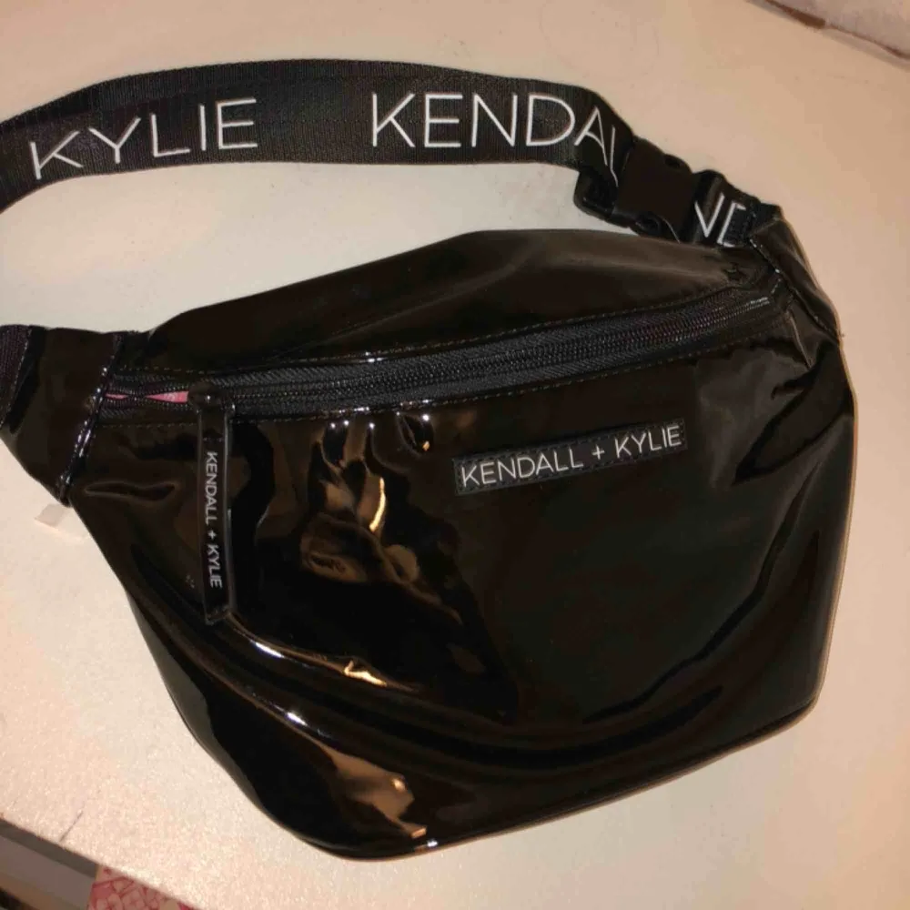 Skit ball side bag/ magväska ifrån Kylie x Kendalls Väsk kollektion! Aldrig använd, helt ny. Säljes pga inte min smak av väskor. 100kr + frakt. Väskor.