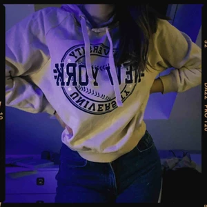  - Beige skön hoodie från Gina.