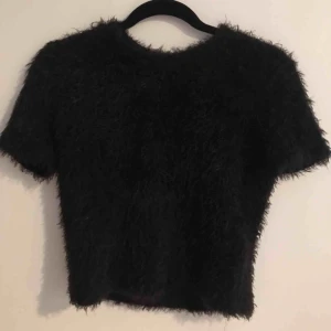  - Fluffig supersnygg t-shirt från Zara! Tror inte den går att köpa längre. Nästan aldrig använd så den är i nyskick. Passar XS-M☺️