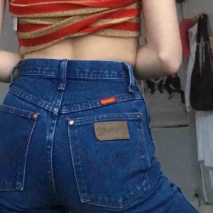  - världens finaste wrangler jeans, sån härlig 70-tals vibb! rak modell och hyfsat lång i benen, skriv för mer info☺️ möts upp i stockholm💘