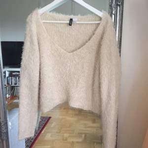 Fluffigt skön tröja, lite kortare i modellen. Från H&M, använd fåtal gånger 
