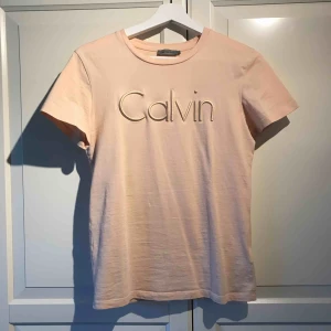  - Säljer min rosa Calvin Klein t-shirt då den är för liten för mig. Använts fåtal gånger men ser ut som ny. Frakt tillkommer.