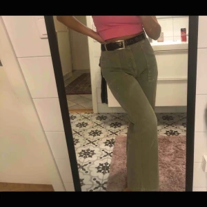  - Säljer dessa skitsnygga raka byxor köpta på Gina, de är väldigt bra kvalitet och knappt använda. Säljer tyvärr då de är förstora för mig :( pris kan diskuteras 