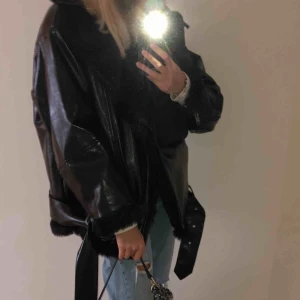  - Oversized bikerjacket med fuskpäls på insidan från Monki. Supersnygg och varm men kommer tyvärr till för lite användning, därav jättebra skick!