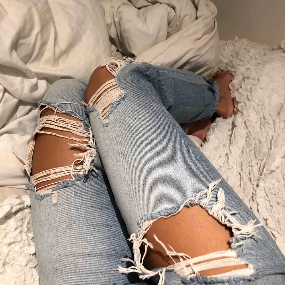 Ett par jeans med slitningar. Använda ett fåtal gånger på grund av att dem är lite för stora för mig, är vanligtvis en xs. Byxorna är från Bikbok. . Jeans & Byxor.