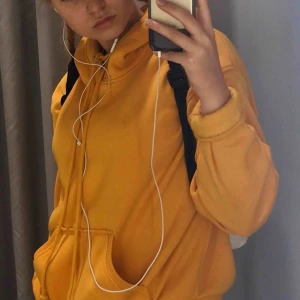  - En så himla mysig hoodie från Weekday i en overisized modell som jag känner att jag måste sälja då jag har alldeles för mkt hoodies nu.... lite nopprig därför lågt pris. Kan mötas i Lund/Malmö eller FRI FRAKT