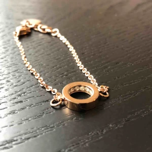  - Armband i rosé från Edblad. Använt med i fint skick! Kan skickas för 11kr med frimärke. 