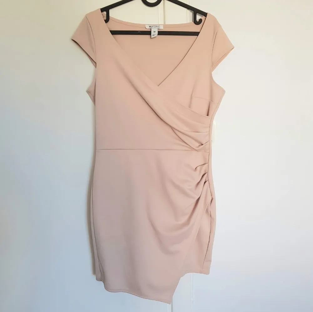 Superfin klänning från NLY one (nelly.com) . Använd en gång. Strl.M. Färgen är nude/ljusrosa. . Klänningar.