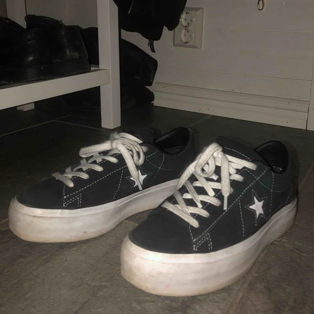 Säljer mina Converse one star med platå. De är använda men går lätt att tvätta och fräscha till de:)💖 kan mötas upp i falun eller skickas mot frakt.. Skor.