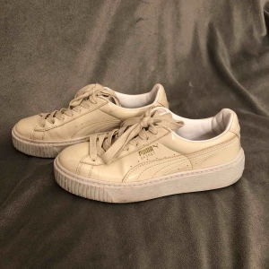  - Sparsamt använda pumaskor i en ljus beige glansig färg.  Frakt tillkommer 💕