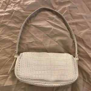  - Den populära väskan från Nelly! I bra skick förutom att den är lite grå på kanterna (se bilder)! Frakt tillkommer på 40kr! 🥰🥰