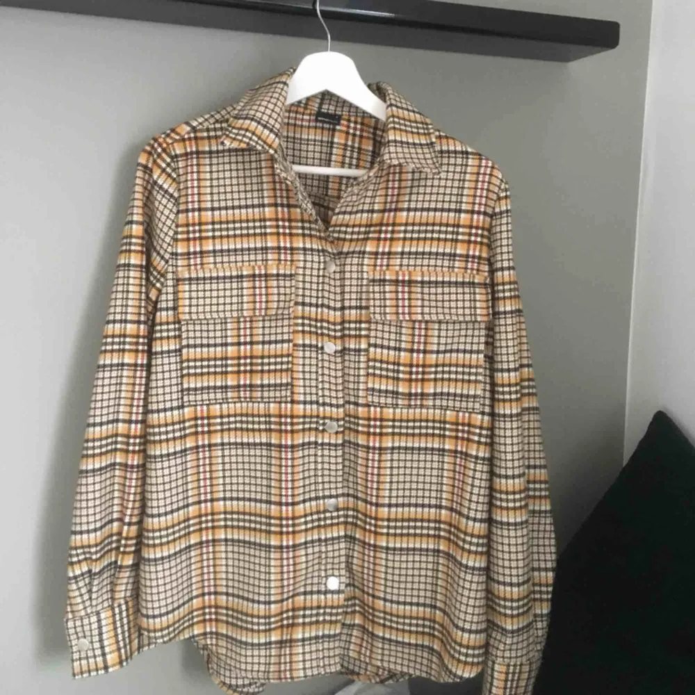 Snygg rutig skjorta/jacka som är slutsåld på Gina Tricots hemsida, köpt för 500kr. Den är endast provad! Köperan står för frakten:). Skjortor.