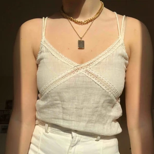  - Jättefint linne från Zara med fina detaljer i fram och på banden i bak. Knappt använd då det är lite för litet för mig. Storlek M men passar även mindre storlekar. Nypris var 250  kr. Köparen står för frakt :)