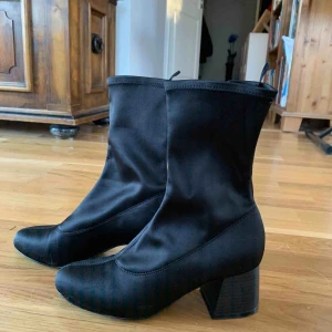  - Jättefina klackar i siden! Säljer pga för små för mig, använda 1 gång. Möts upp i Tyresö/Stockholm eller skickar men då tillkommer frakt 💫