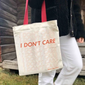  - Tygkassarna finns i 8 olika tryck. Gratis frakt i hela landet. 1 för 149kr. 2 för 249kr. 3 för 299kr. Har dragkedja och ett innerfack med dragkedja. Skicka ett meddelande för att köpa. Betalning sker via swish ❤️🧡💛💚💙💜💗❤️🧡💛💚💙💜💓❤️🧡💛💚💙💜💓