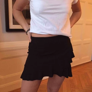  - Jättesöt kjol med volanger i mycket bra skick. Frakt ingår inte i priset. Den är ganska liten i storleken, snarare S än M. 