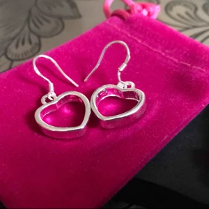  - NYA FINA PRESENT KROCKÖRHÄNGEN,Gåva TILL DIG SJÄLV ELLER TILL EN VÄN. VÄLDIGT PASSANDE INFÖR ALLA HJÄRTANSDAG* MÖRKROSA ETUIET  INGÅR SE BILDERNA * BJUDER ÄVEN PÅ PORTOT 💜🌈💜