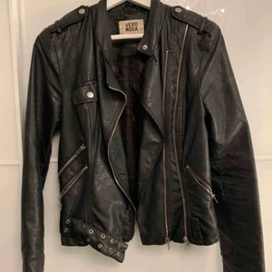  - Skinnjacka från Veromoda i storlek S. Frakt tillkommer!✨ 