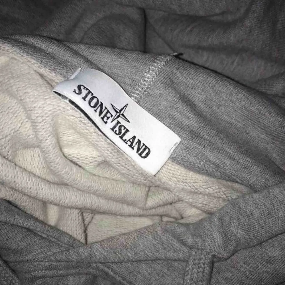 Stone island hoodie använd ett par gånger bra sick säljer  pågrund av är behov av pengar . Hoodies.
