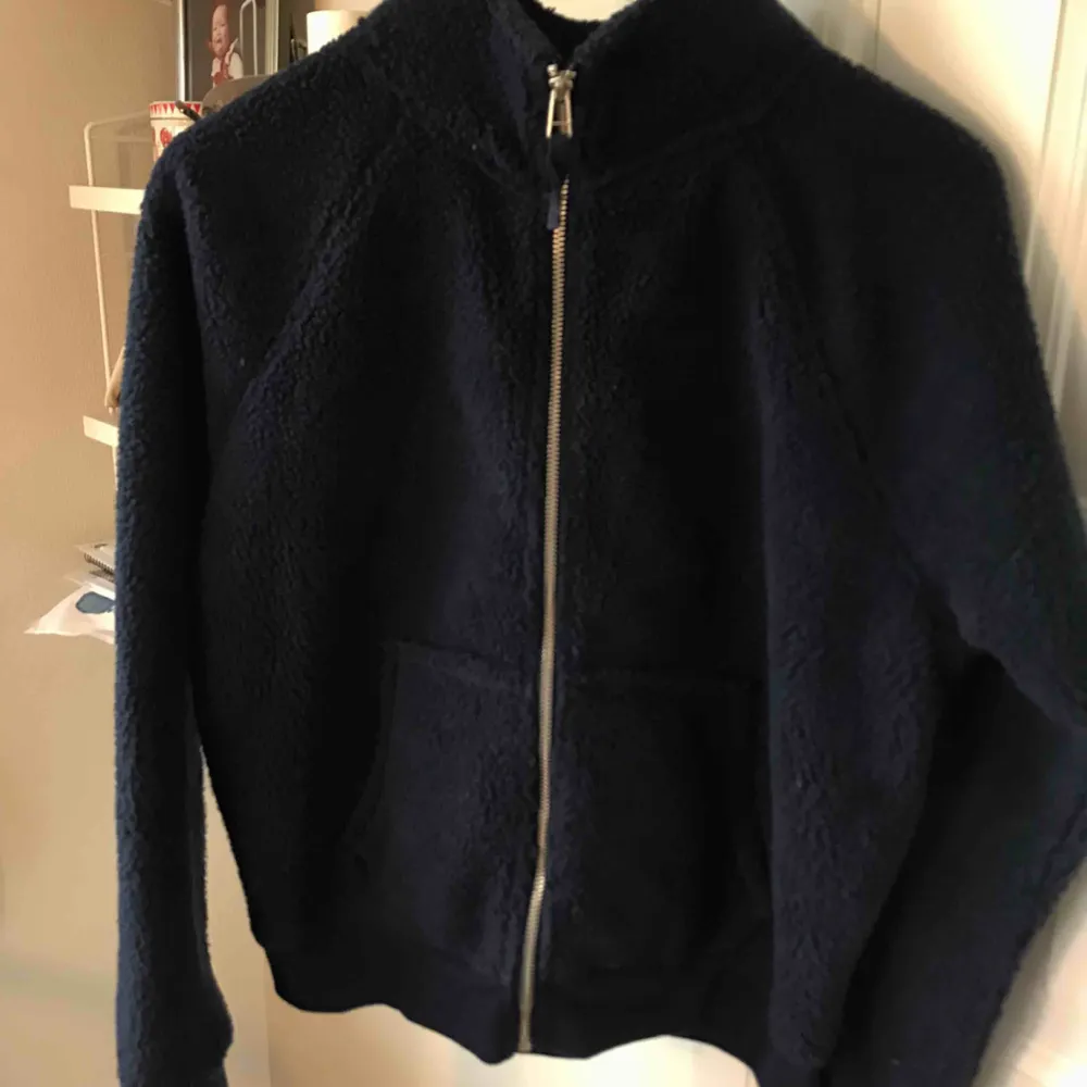 Fin mörkblå pilé jacka /tröja från hm Strl S Aldrig använd Skickas spårbart via post nord 63kr köparen betalar frakten. Tröjor & Koftor.