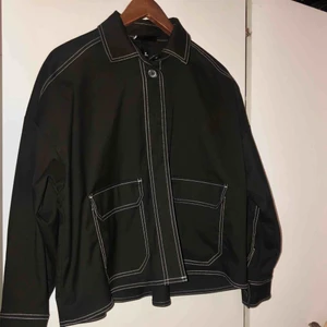 Svart sommar/vår jacka - Jättefin svart jacka från Monki som har inte används.