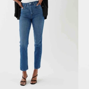  - Mom jeans, helt oanvända, från Gina Tricot säljes. Ur kollektionen perfect jeans.   Första bild lånad från ginatricot.com 